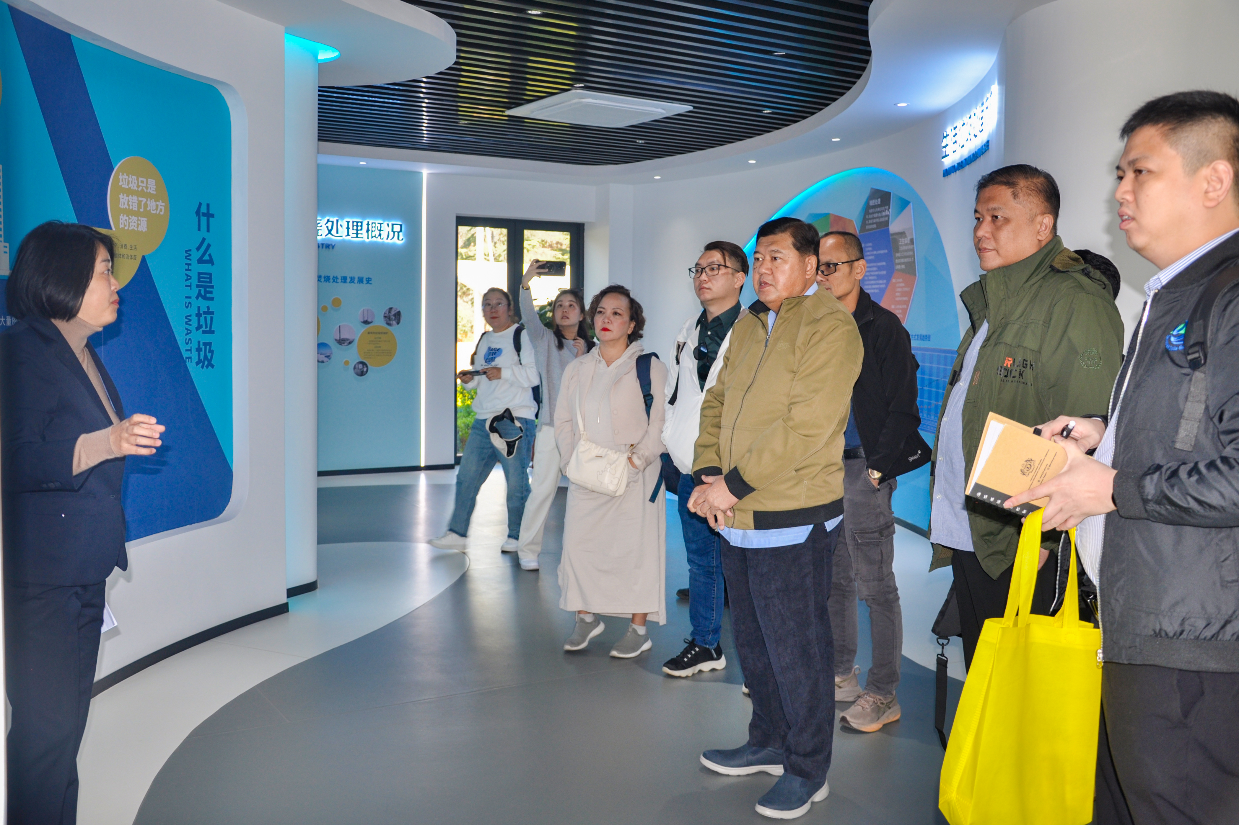 马来西亚古晋南市代表团到昆明贵宾会公司参观考察